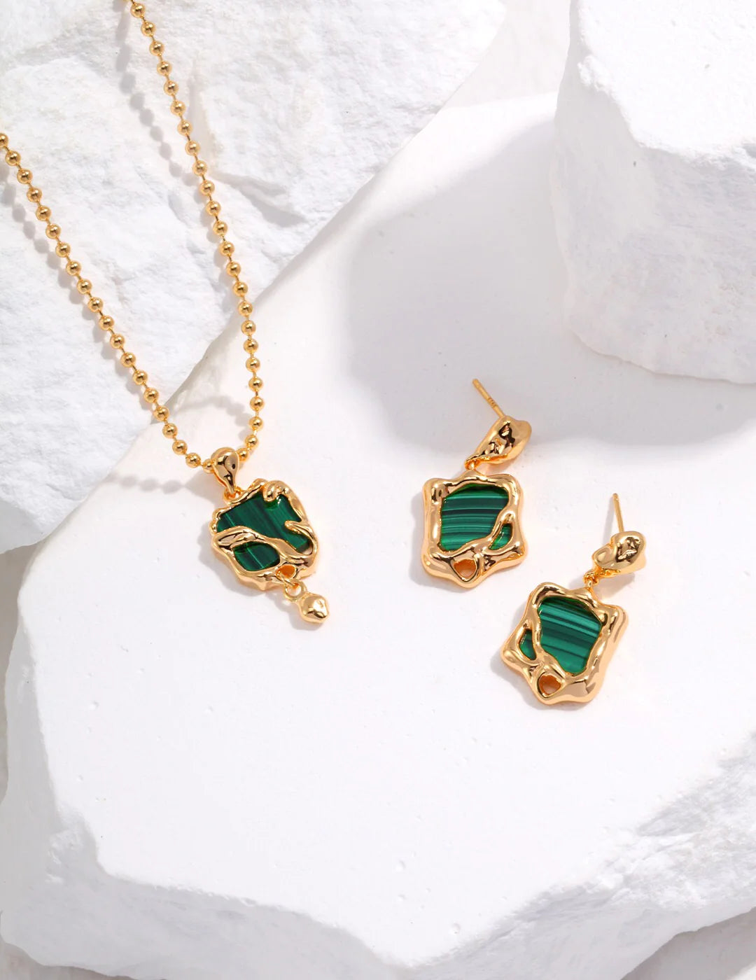 "Cascade de Malachite" : Boucles d'Oreilles Pendantes en Malachite et Or Vermeil