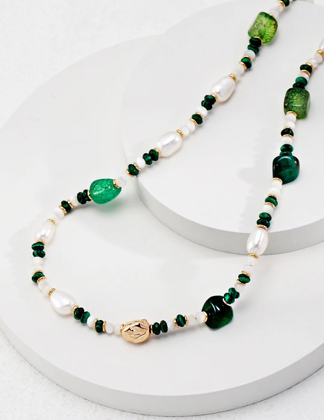 "Éclat Verdoyant" : Collier en Agate Verte et Perles d’Eau Douce