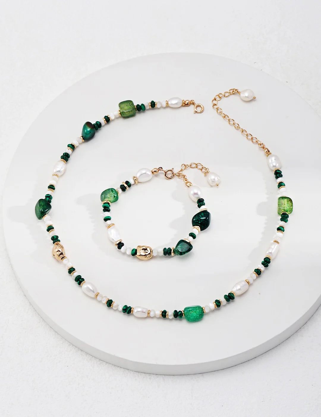 "Éclat Verdoyant" : Collier en Agate Verte et Perles d’Eau Douce