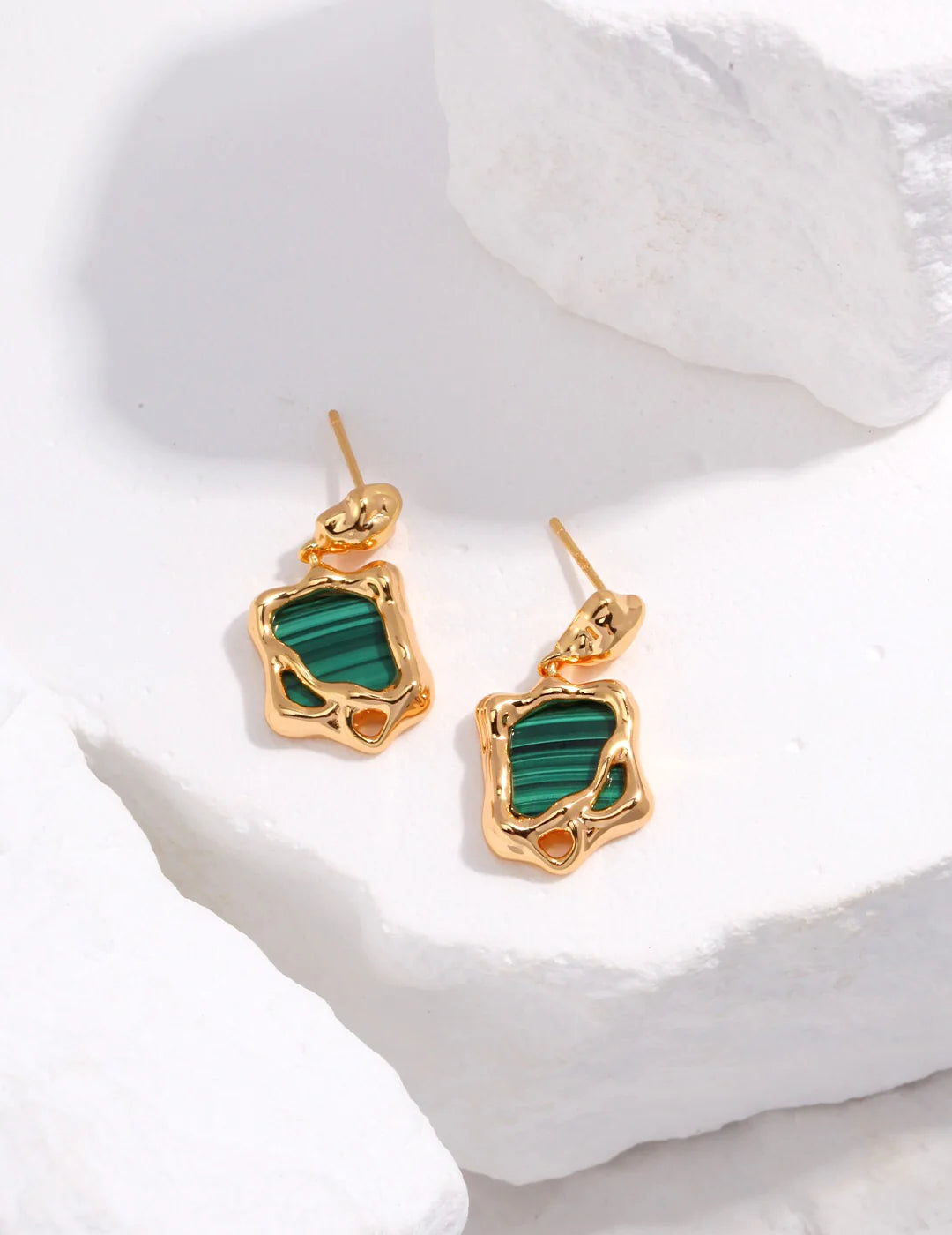 "Cascade de Malachite" : Boucles d'Oreilles Pendantes en Malachite et Or Vermeil