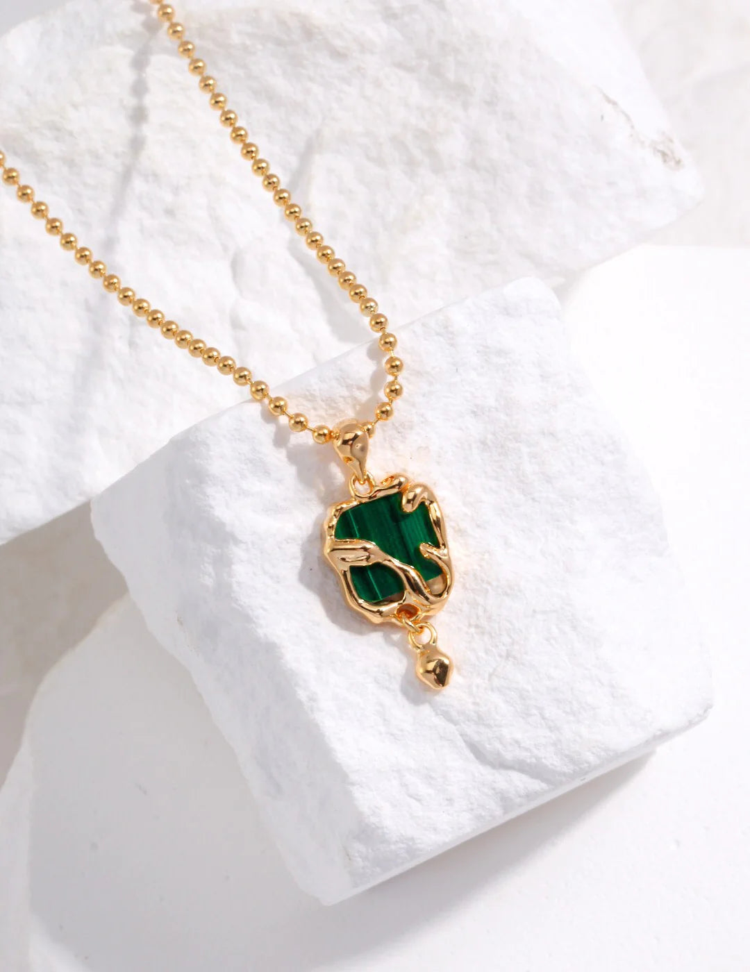 "Émeraude Mystique" : Pendentif en Malachite Verte et Or Vermeil